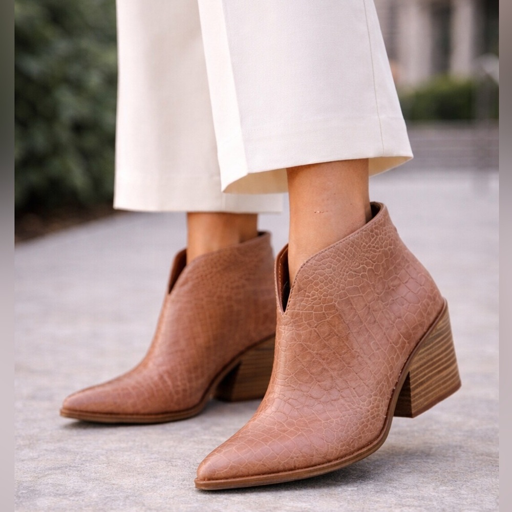 Barn Babe Women's Blush
Pink Croc Embossed
Leather Ankle Heel‎ Boot
Size 8